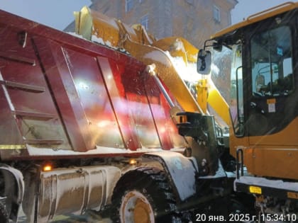 В Мурманске продолжается уборка снега