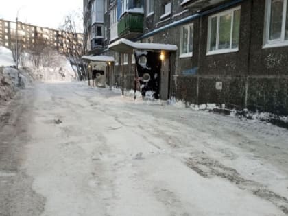 В Мурманске активно ведется уборка дворов