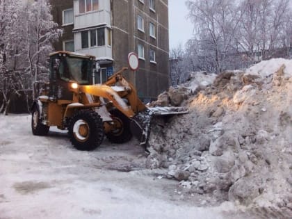 Уборка придомовых территорий продолжается