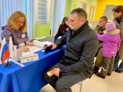 На избирательном участке во флотской столице проголосовал министр энергетики и жилищно-коммунального хозяйства Мурманской области Александр Кобытев