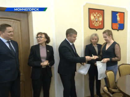 Новым докторам, которые будут работать в Мончегорске, вручили ключи от квартир