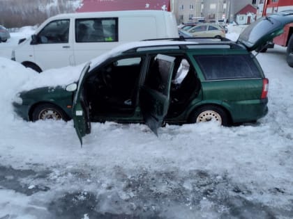 Пять огнеборцев потушили возгорание в автомобиле в Молочном