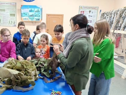 Дети из Североморска сплели маскировочные сети для бойцов СВО