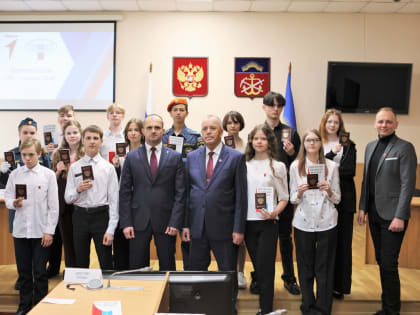 Юным мурманчанам торжественно вручили паспорта в областной Думе