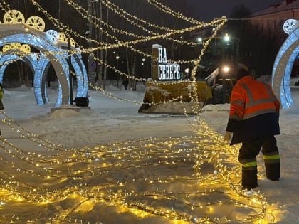 На площади Ленина приступили к демонтажу новогодней композиции