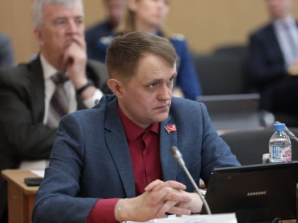 Депутат Мурманской областной Думы Александр Клементьев сообщил о разрешении части проблем в подъезде № 3 дома № 10 в с. Ёна