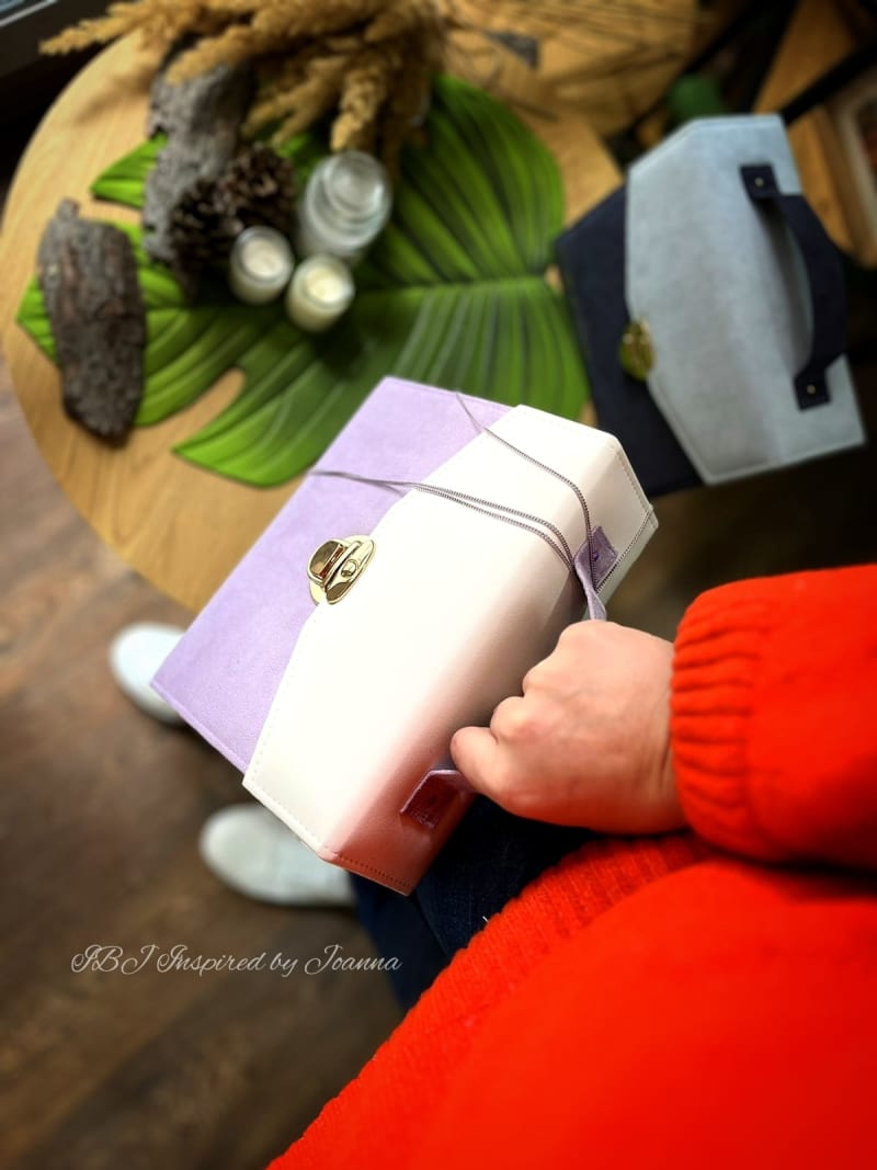 албум чанта в лилав велур и бяла кожа 