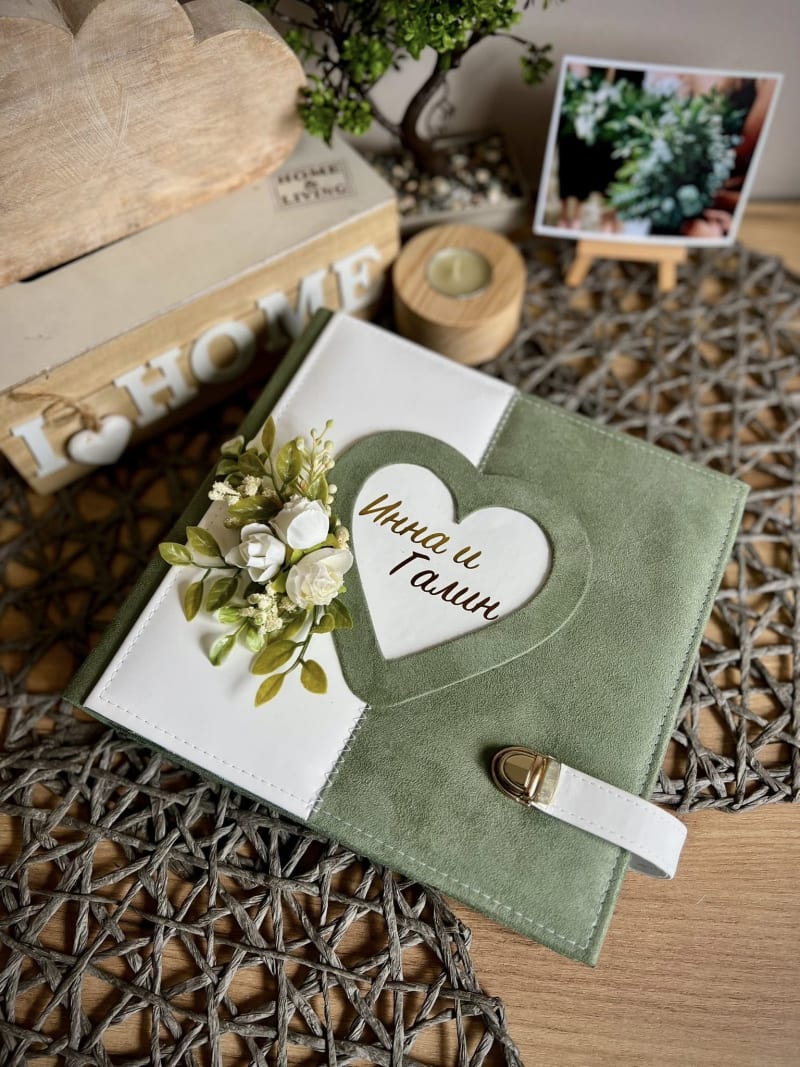 Сватбен в бяло и маслено зелено