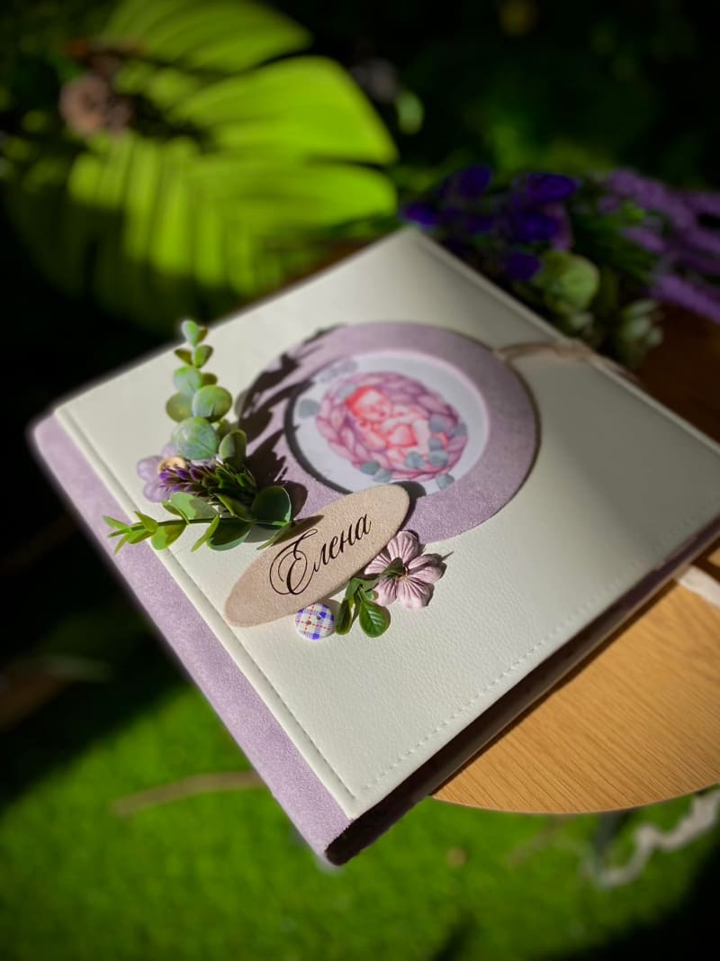 Бебе в лилаво