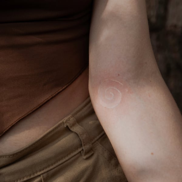 Tatuaż Fine Line — bemu — Mila Tattoo Studio Kraków