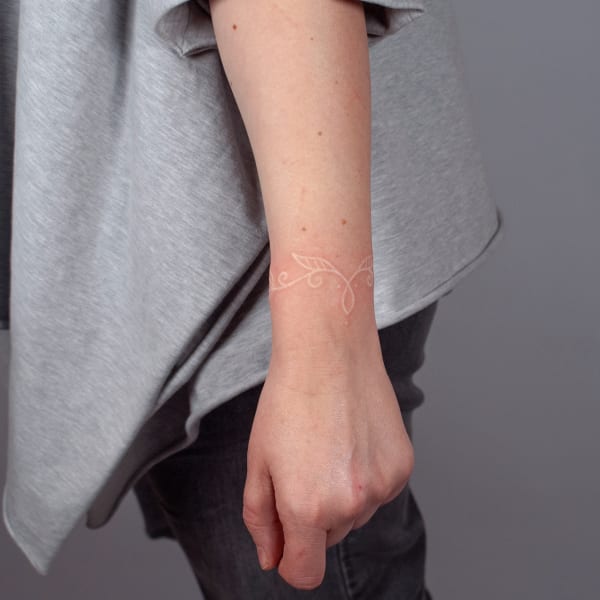 Tatuaż Fine Line — bemu — Mila Tattoo Studio Kraków