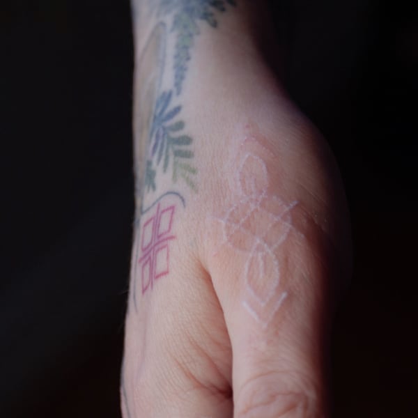 Tatuaż Fine Line — bemu — Mila Tattoo Studio Kraków