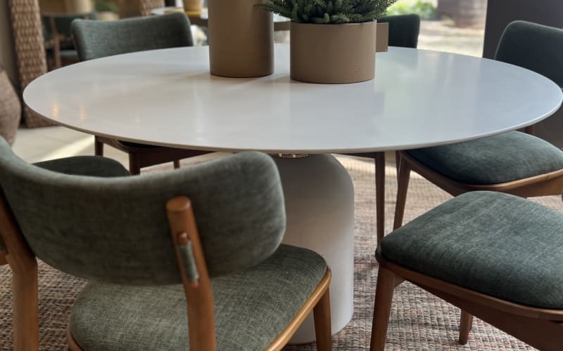 Mesa de Jantar Redonda: Elegância e Convivência em sua Sala