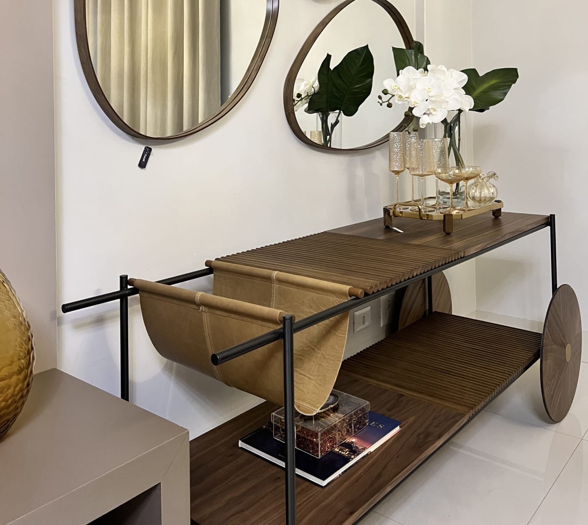 Aparador Versátil: O Carrinho Bar que Eleva o Estilo da Sua Casa