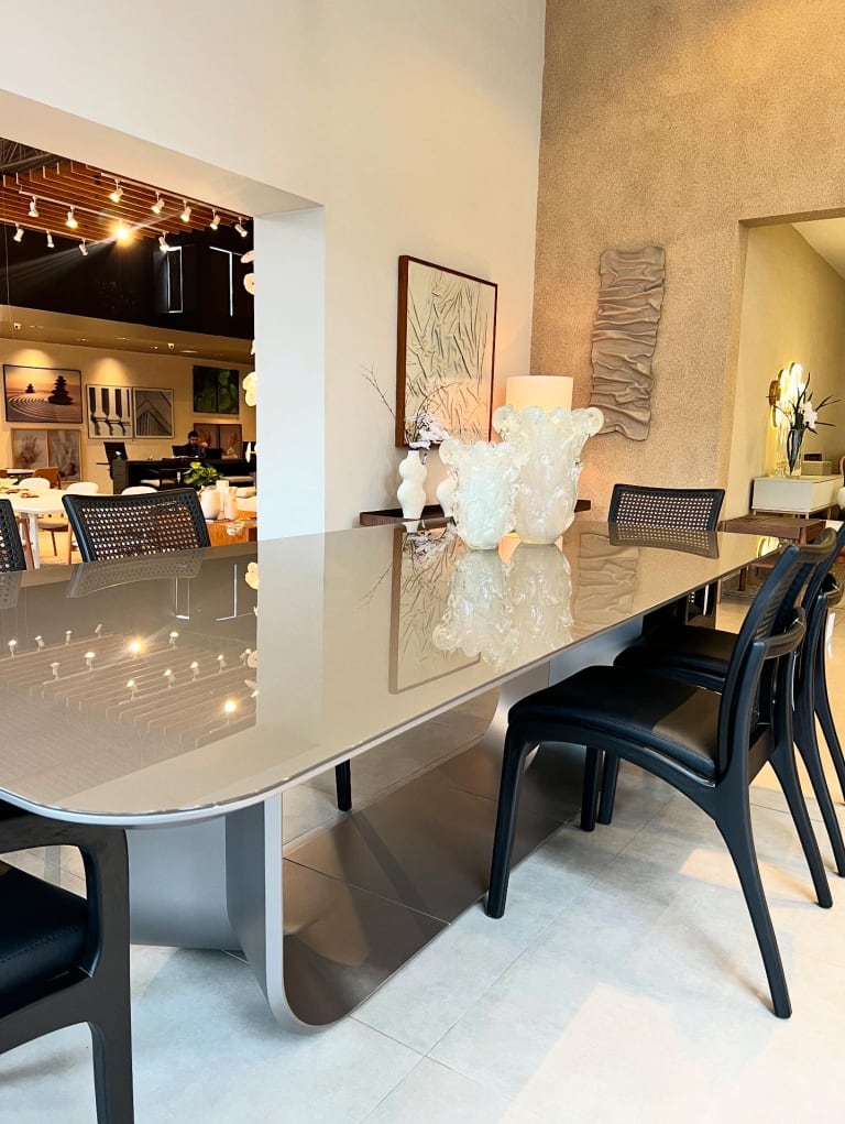 Mesa de Jantar Fratelli: Design Elegante e Conexão em Seu Lar