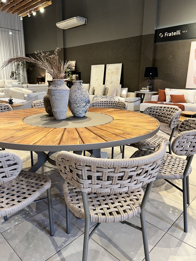 Mesa de Jantar para Área Externa: Sofisticação e Durabilidade