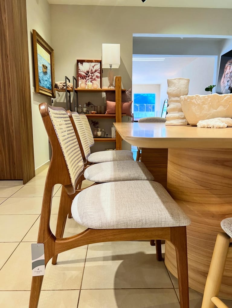 Nova Cadeira de Jantar da Fratelli House: Design Sofisticado e Conforto Inigualável