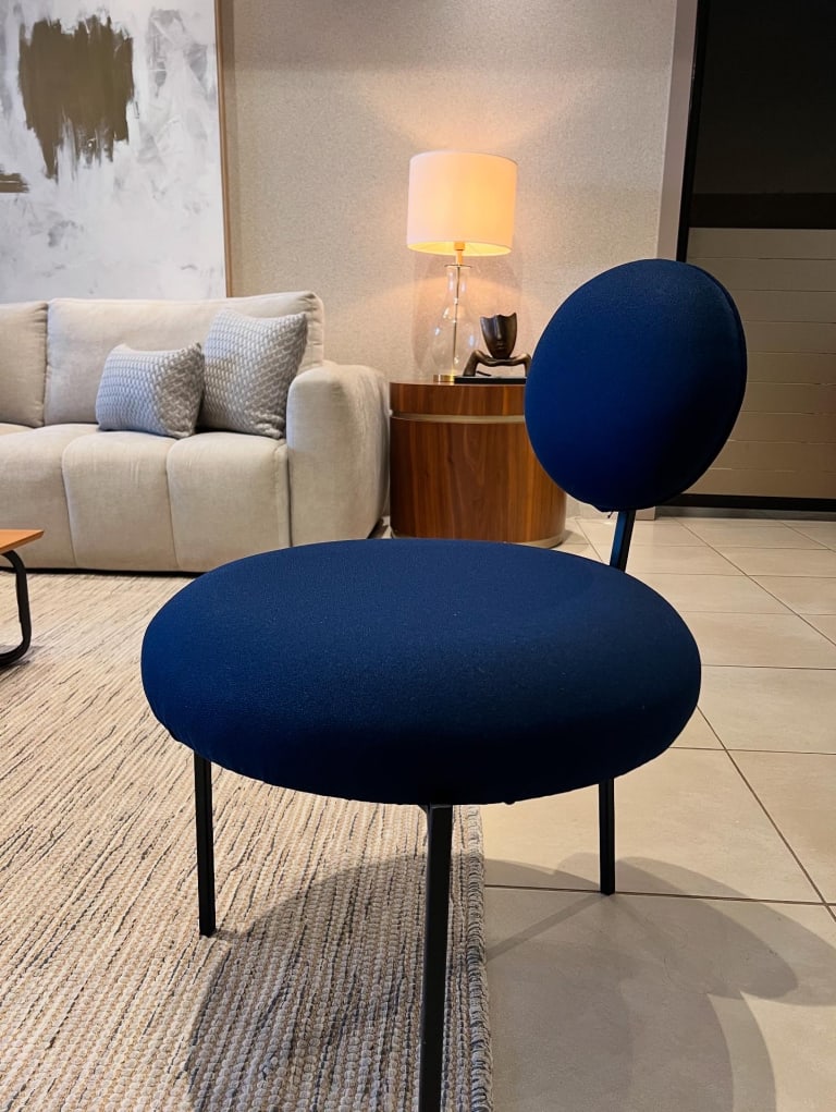 Poltrona Azul: Sofisticação e Conforto para o Seu Ambiente