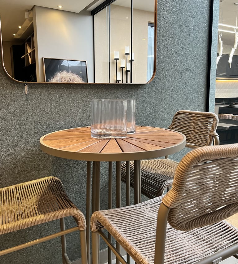 Bistrô Fratelli: Mobiliário Elegante e Funcional para Espaços Compactos