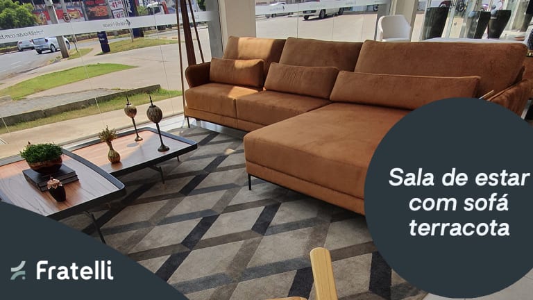 Ambiente moderno com sofá terracota: a cor do momento