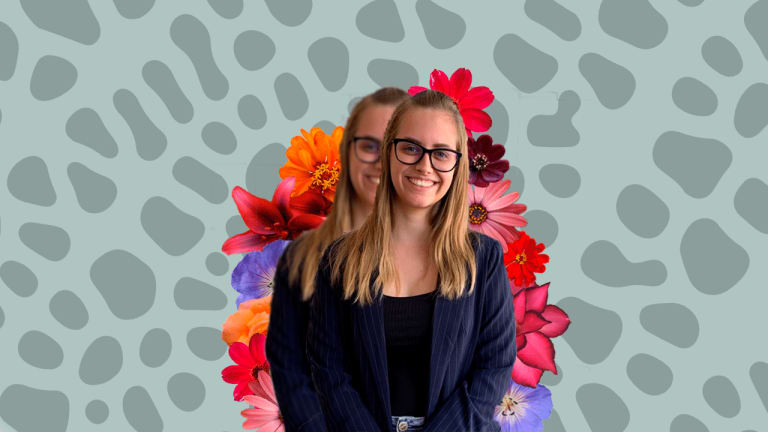 Uma colagem com a jornalista ao centro, rodeada de flores coloridas