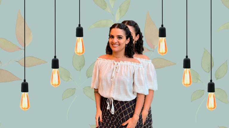 A imagem conta com uma colagem da arquiteta rodeada de lâmpadas penduradas