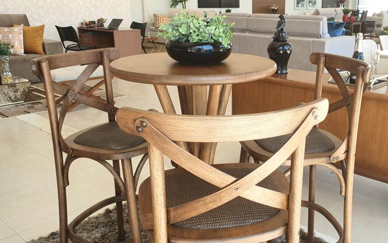 Onde colocar uma mesa bistrô?