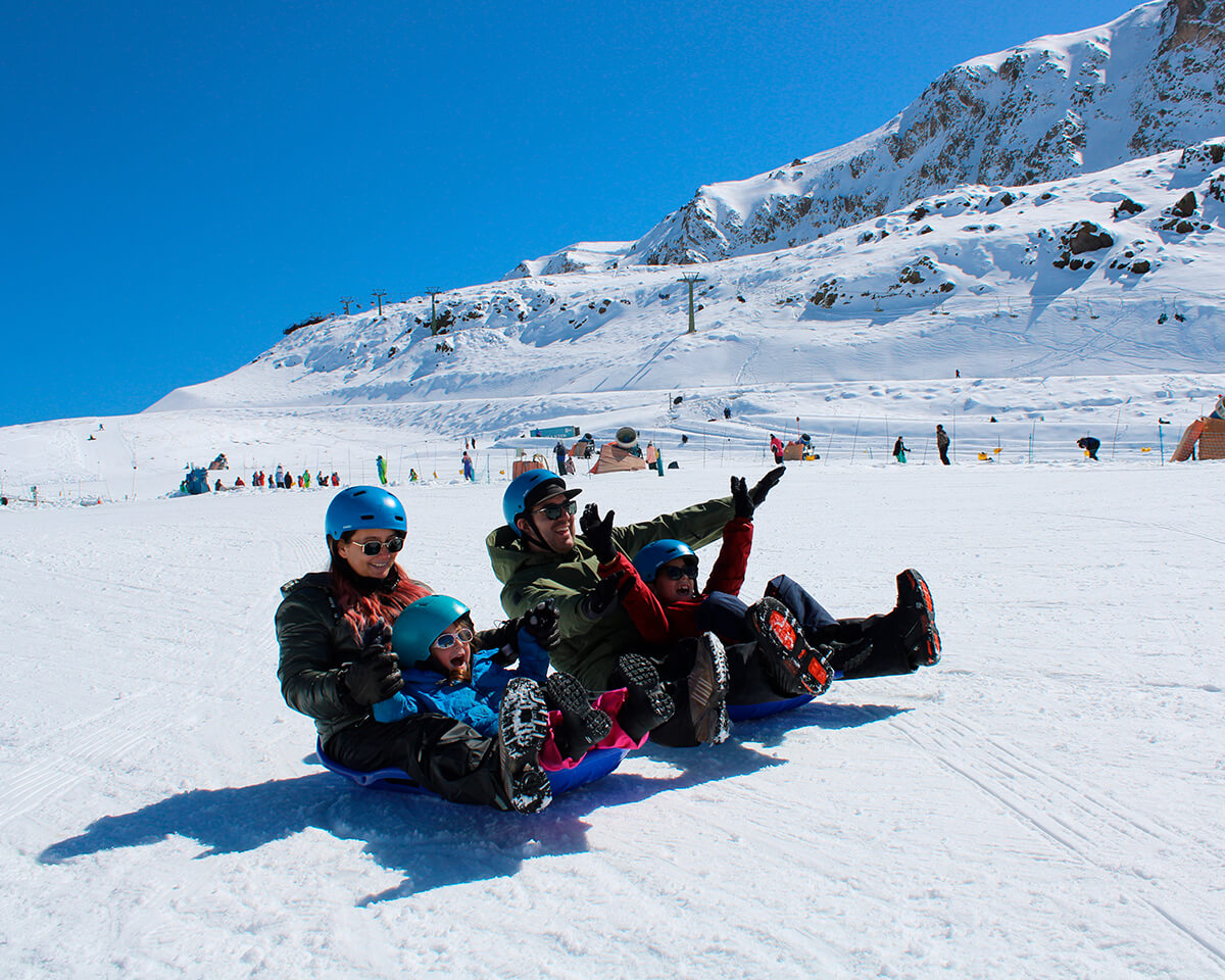 Montanhas nevadas da Cordilheira dos Andes no Parque Farellones, perto de Santiago