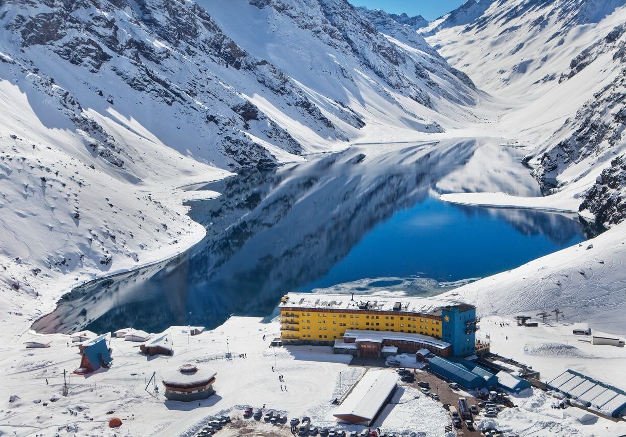 Laguna del Inca e o hotel amarelo de Portillo cercados pelos Andes
