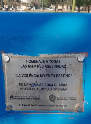 Violentaron el "Banco Rojo" de una plaza de Villa Luján dejando solamente la placa en homenaje a la víctima