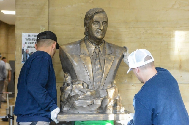 El gobierno de Milei retiró el busto de Néstor Kirchner de una sede de Anses