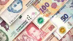 El peso argentino fue la moneda que más creció este año