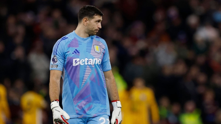 "Dibu" Martínez fue clave en el empate de su equipo contra Brighton