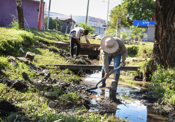 Refuerzan la limpieza de canales y sistemas de desagüe en distintos puntos de la ciudad