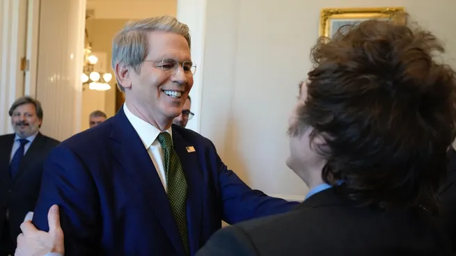 El Secretario del Tesoro de los EE.UU. elogió y calificó de "audaces" las medidas económicas de Milei pero descartó un crédito especial