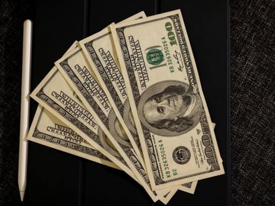 El "blue", estable $ 1.355 para la venta; el Banco Central volvió a comprar dólares