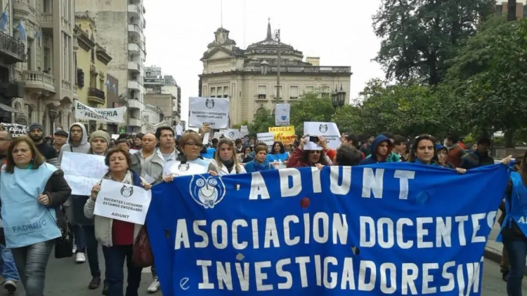 Docentes universitarios iniciaron un nuevo paro por 48 horas para ...
