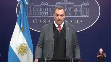 "Tus dólares, tu decisión, lo tuyo es tuyo y no del Estado", el lema libertario para atraer los ahorros al sistema financiero