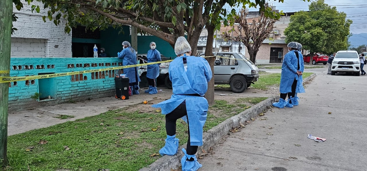 Una mujer lucha por su vida tras ser baleada por su marido delante de sus hijos