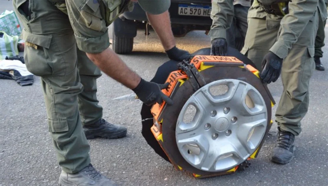 Incautan 50 kilos de cocaína ocultos en las ruedas de una camioneta