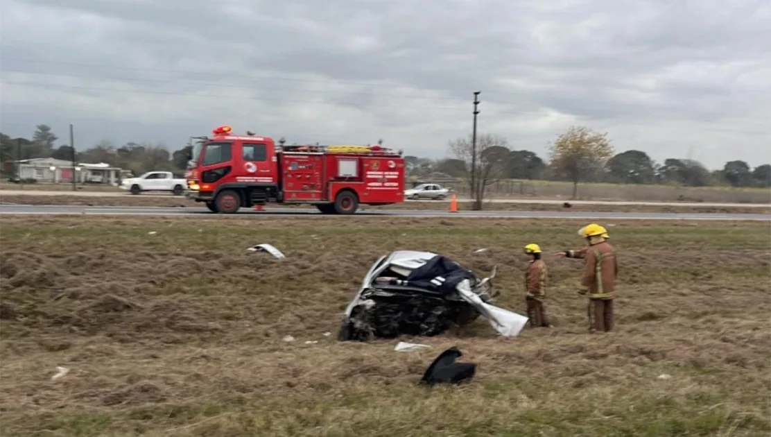 Choque frontal en la autopista: un vehículo iba en contramano y provocó tres muertes