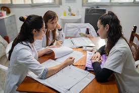 Residencias médicas: cómo funcionarán las dos nuevas becas que reemplazan al empleo tradicional