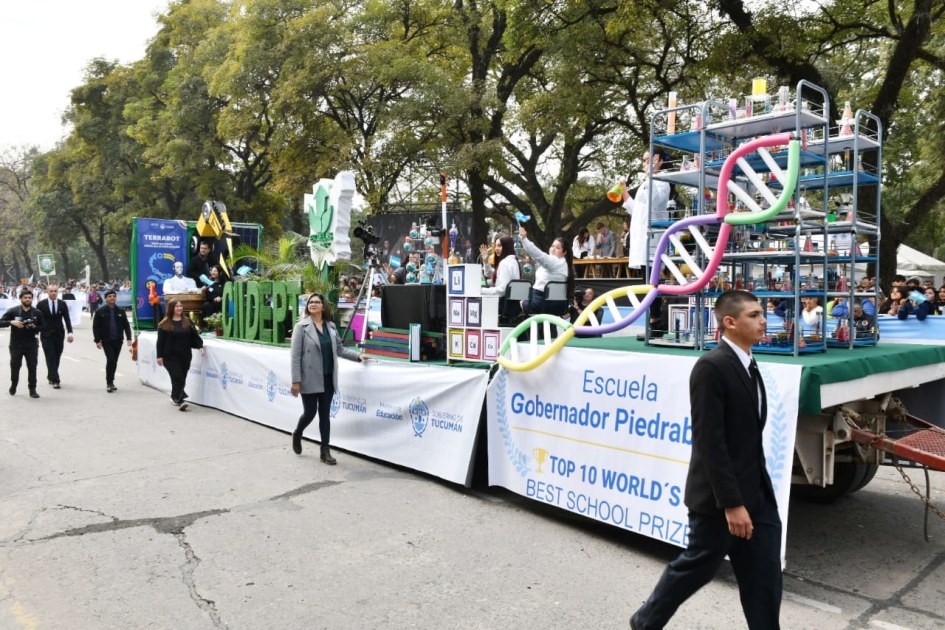 Más de 6.000 personas participaron del gran desfile patrio en Tucumán
