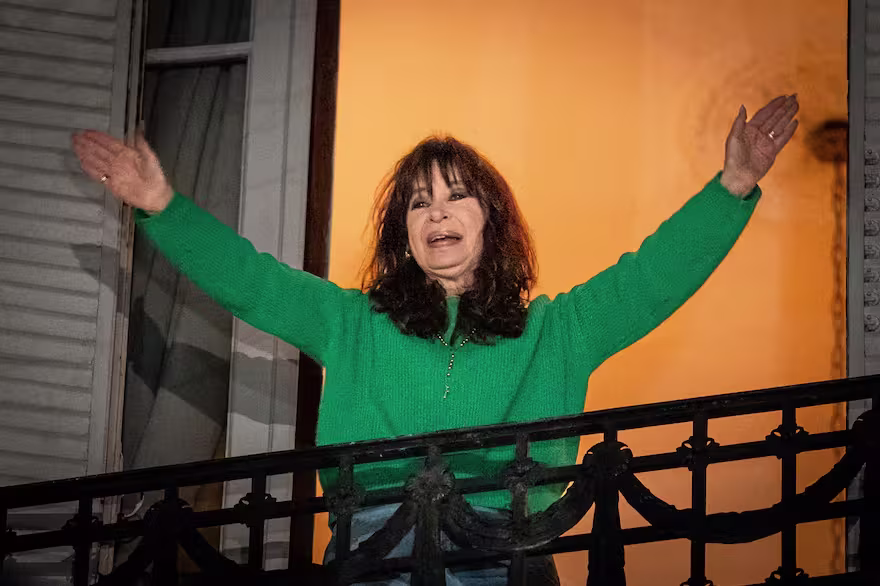 Cristina Kirchner tendrá que seguir usando tobillera y deberá respetar el régimen de visitas