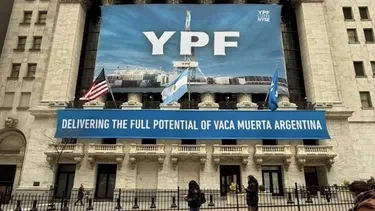 Una Corte de Apelaciones suspendió temporalmente el fallo que ordenaba al país desprenderse de las acciones de YPF