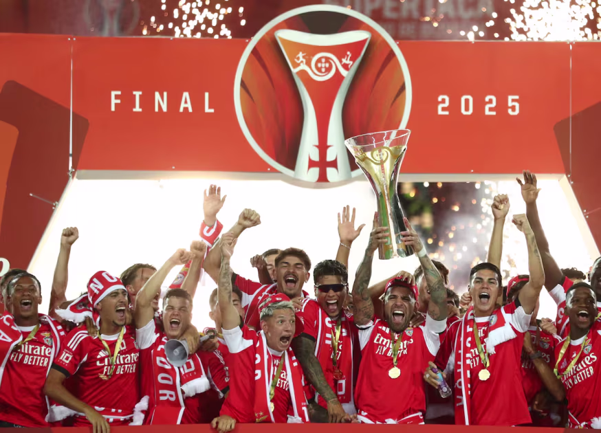 benfica-celebra-a-lo-grande-con-nicolas-otamendi-QZKHDXBHSNGW7KKJRT45N37LNY.avif