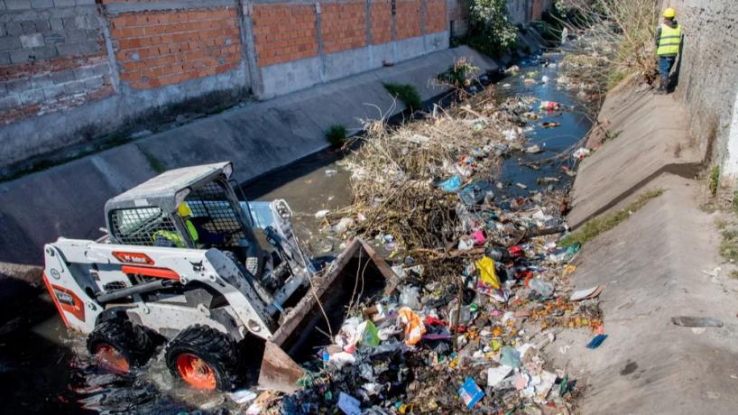 La Municipalidad avanza con la limpieza de canales en barrios periféricos
