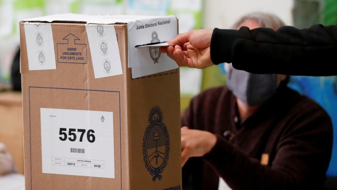 La mitad de los partidos habilitados para competir en octubre integra la alianza oficialista