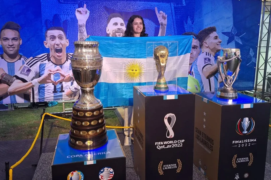 Una cita con la gloria: exhiben los trofeos de la Selección Argentina en la ciudad