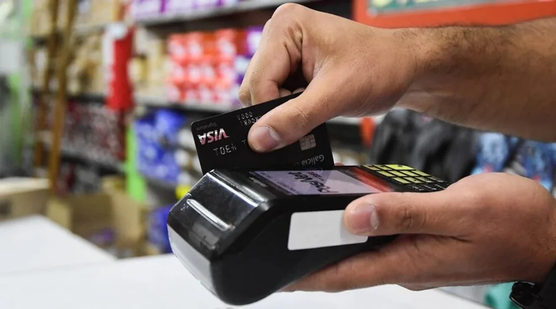 Alimentos a crédito: el 46% de las compras en supermercados se paga con tarjeta, según informe